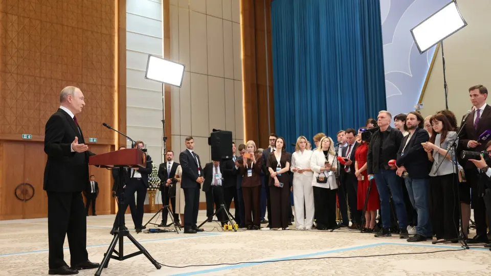 На пресс‑конференции по итогам саммита ЕАЭС президент заявил о возможности «украинского сценария» для Армении и пообещал, что Россия способна «сровнять с землёй» любого, кто нападёт на Калининградскую область.