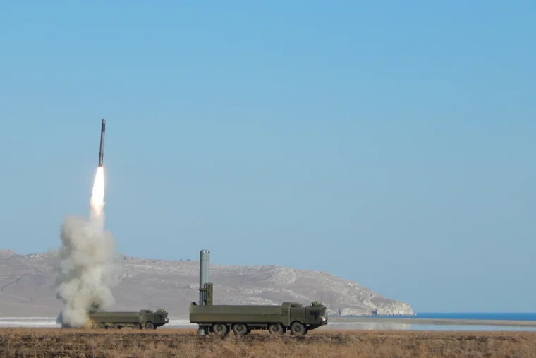 Минобороны сообщило о массированном ударе ракетами и ударными беспилотниками в ответ на террористические атаки по гражданским объектам в России. В заявлении перечислены применённые комплексы — «Орешник», «Искандер», «Кинжал» и «Циркон». Это третье известное боевое применение «Орешника».