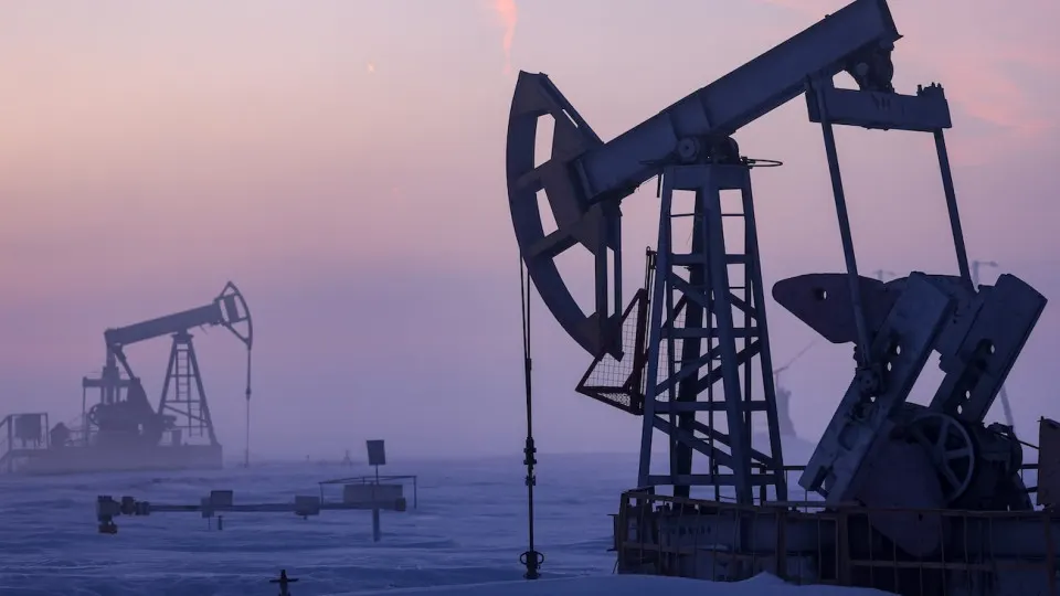 По обновлённому прогнозу министерства, в 2026 году добыча нефти снизится до примерно 511 млн тонн — четвёртый год подряд падения. Причины — сокращение бурения из‑за ухудшения финансового положения компаний, дефицит инвестиций и военные обстоятельства.