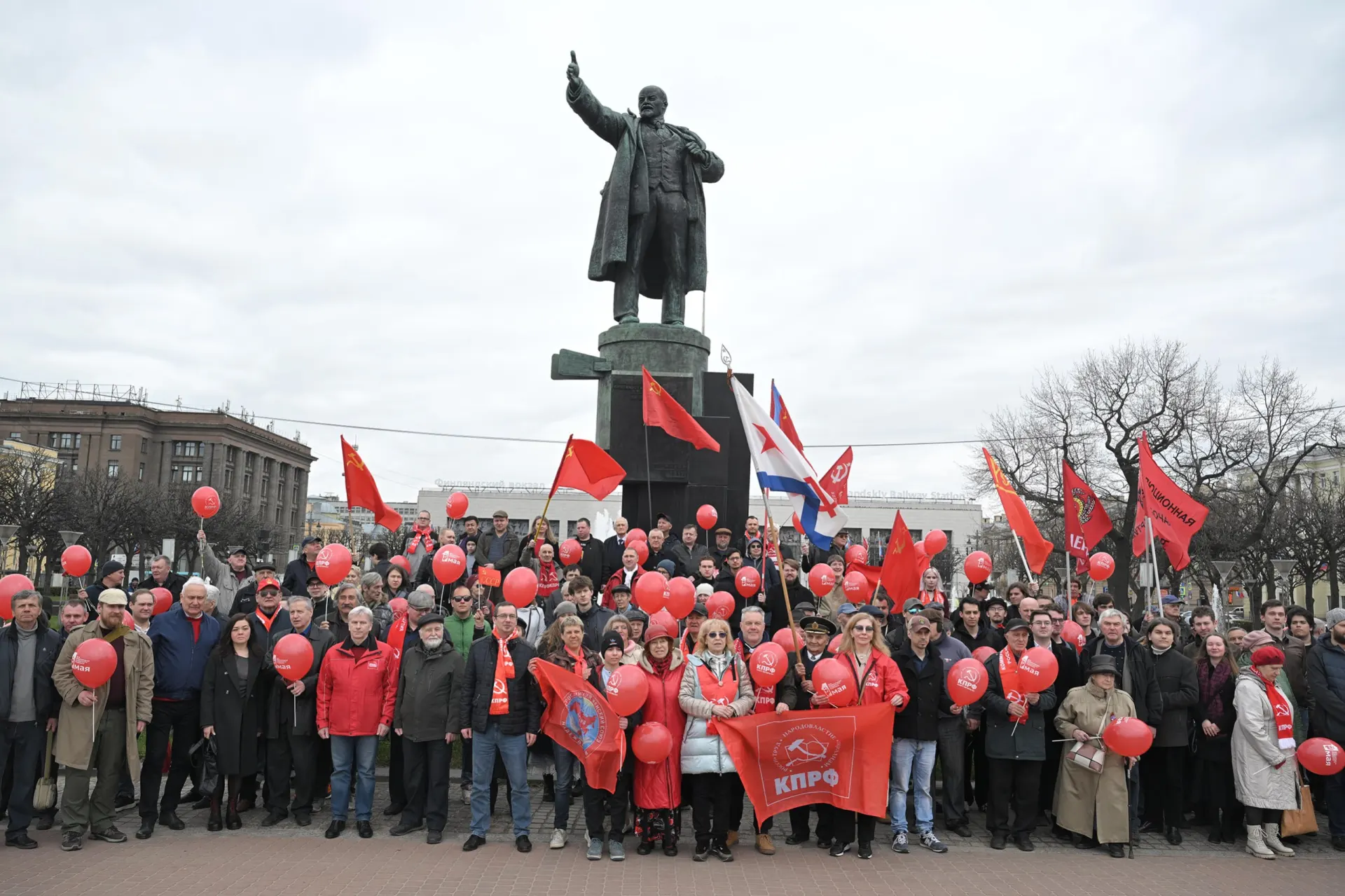 Мероприятие в формате возложения цветов прошло при наблюдении полиции: музыка была фоновая, на площади заметно много молодёжи, а независящие от партии активисты раздавали листовки против принуждения студентов к использованию мессенджера.