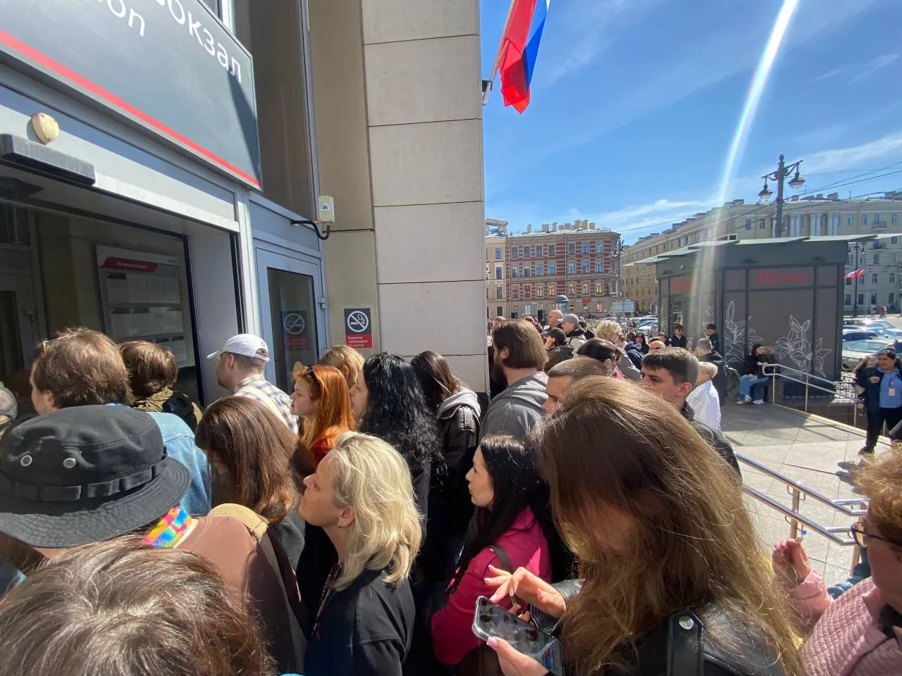 Посетители сообщают о скоплении людей и задержках на входе: из‑за новых скорых поездах «Ласточка» на маршрут Петербург—Выборг время прохода через рамки увеличилось до примерно 10 минут.