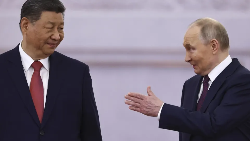 Президент совершает очередной визит в Пекин с целью на личных переговорах с лидером Китая продвинуть проект «Сила Сибири‑2». В делегации — руководители «Роснефти» и «Газпрома», в центре переговоров — цена, инвестиционные условия и сроки реализации.