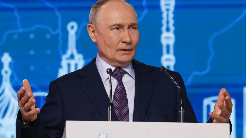 Президент поручил активнее содействовать трудоустройству ветеранов СВО в оборонной и гражданской промышленности, отмечая их опыт и необходимость поддержать их адаптацию; эксперты отмечают резкий рост числа тяжело раненых и возросшую потребность в протезировании.