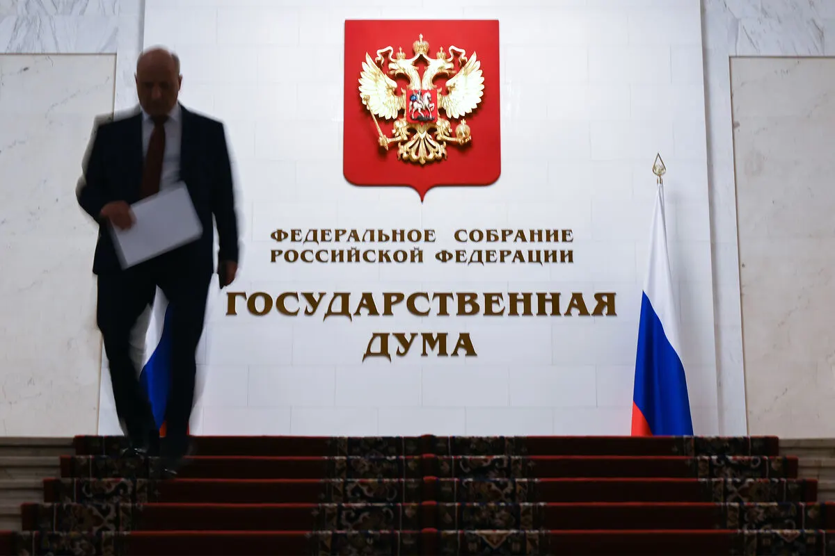 Законопроект, внесённый в 2024 году и прошедший первое чтение в мае 2025-го, планируют обсуждать 26 мая. Поправки вводят закрытый перечень нарушений, при которых возможно арестовать имущество у граждан, покинувших страну.