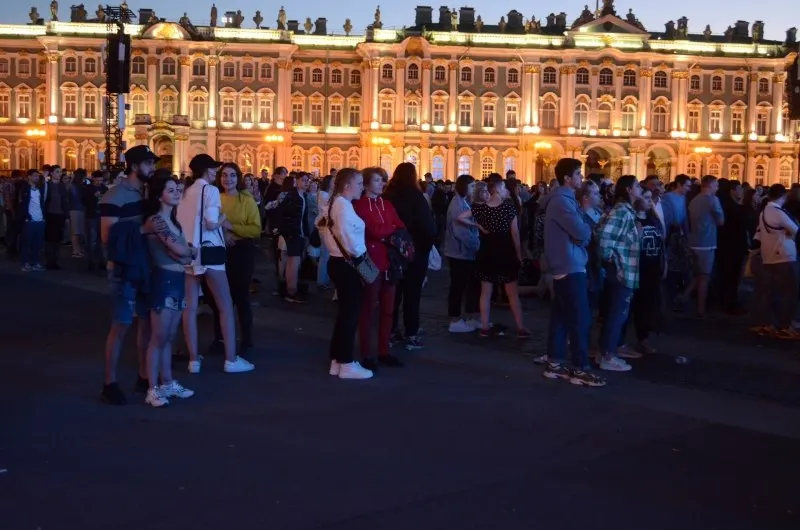 В ночь с 27 на 28 июня в Петербурге пройдёт «Алые паруса — 2026» для выпускников; правительство утвердило 300 приоритетных образовательных программ и увеличило число бюджетных мест. В Смоленске 26–28 июня состоится праздник Дня молодёжи.