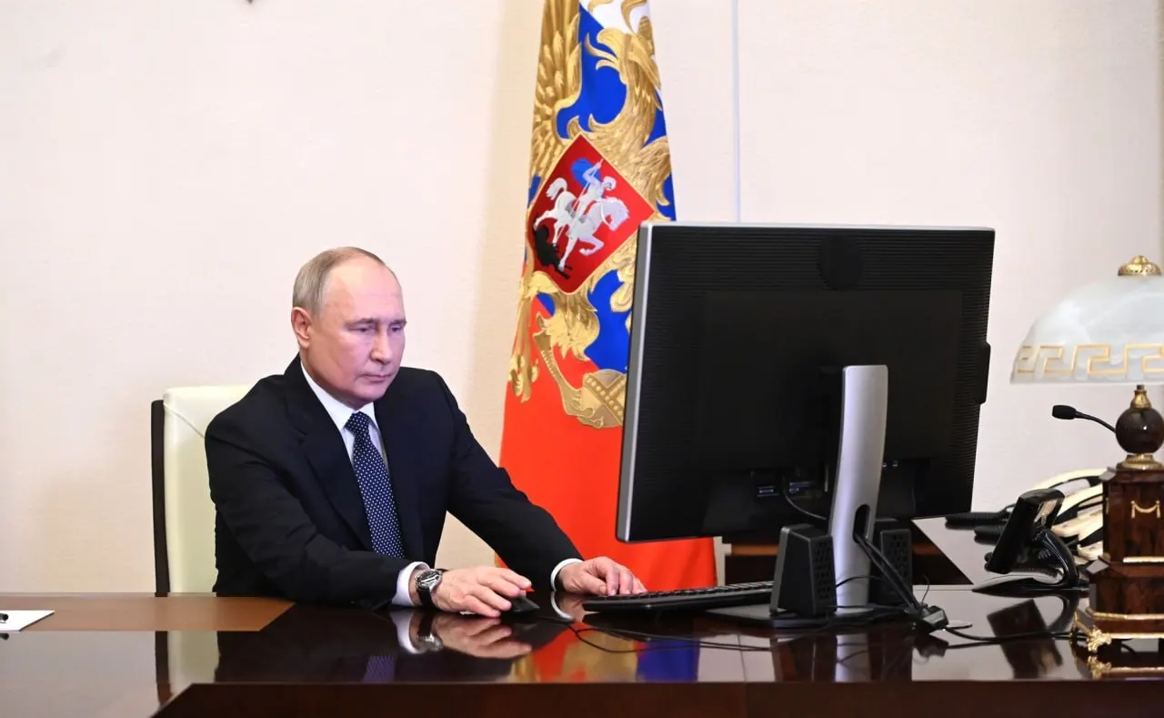Президент распорядился внедрить «белые списки» к 1 июля, чтобы сохранить работу медпомощи, госуслуг и платёжных систем при ограничениях интернета. Ответственными назначены премьер-министр и директор ФСБ.
