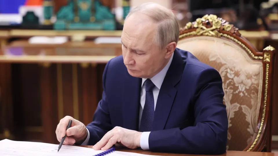 Подписан закон, позволяющий изымать имущество и средства на счетах россиян, находящихся за рубежом, за ряд административных правонарушений, признанных «против интересов РФ». Документ опубликован на официальном правовом портале.