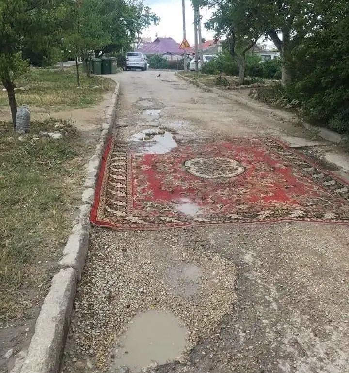 В Госдуму внесён законопроект, который позволил бы жителям ремонтировать асфальт во дворах и на местных дорогах без предварительного согласования. Инициаторы указывают на медлительность коммунальных служб, а правительство считает, что такими работами должны заниматься специалисты.