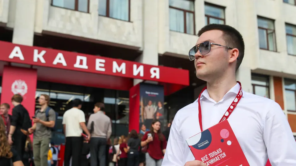 Московский филиал РАНХиГС разослал сотрудникам и студентам предложение о годичной службе в отряде для противодействия беспилотным летательным аппаратам с выплатами до 200 тыс. руб.; аналогичные объявления появились в других вузах на фоне масштабной кампании по набору в войска БПЛА.