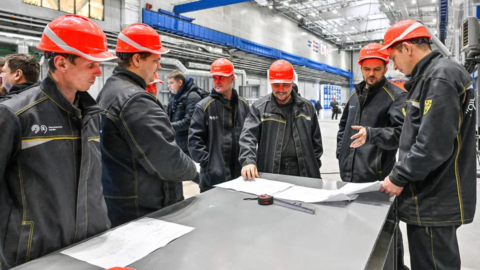 Опрос показал, что более трети работников вынуждены перерабатывать: многие переработки не оформляются официально и остаются без полной компенсации. Основные причины — дефицит кадров, административная нагрузка и размытые границы рабочего времени.