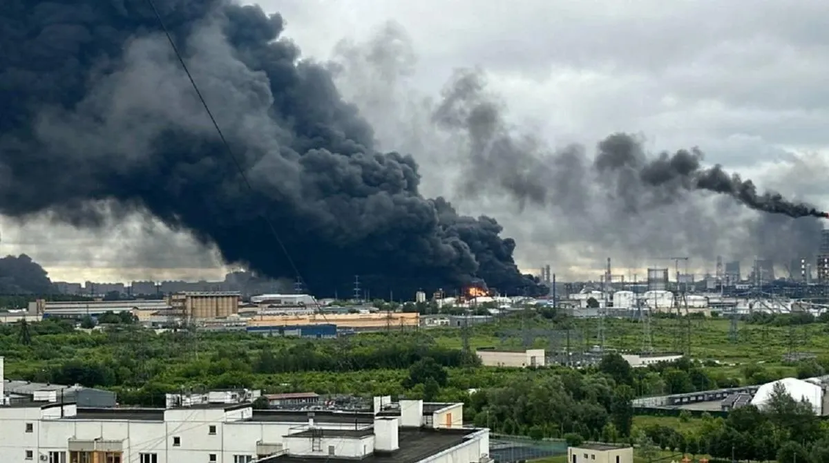 Атаки на нефтеперерабатывающие заводы сократили выпуск топлива и вызвали локальные перебои, но ключевой удар по бюджетным доходам нанёс быстрый возврат мировых цен на нефть к доконфликтным уровням после разблокировки Ормузского пролива.