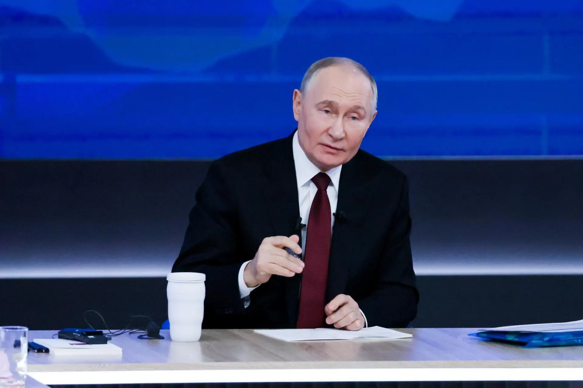 Президент объявил о планах нарастить численность медицинских кадров и расширить сеть больниц. Он подчеркнул, что важно повышать престиж медицинских профессий.