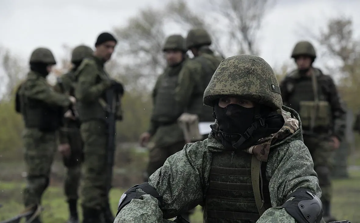 Собеседники и военные эксперты указывают, что Украина выигрывает за счёт массового использования дронов и разрушения цепочек поставок; российская оборонная промышленность близка к пределу возможностей, и без масштабной мобилизации или крайней меры ситуация вряд ли изменится.