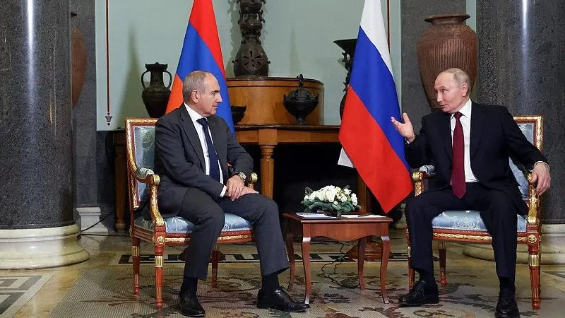 По данным пресс-службы Кремля, российский президент поздравил премьера Армении с днём рождения и в телефонном разговоре обсудил итоги заседания Высшего евразийского экономического совета, где одной из ключевых тем было участие Армении в ЕАЭС.