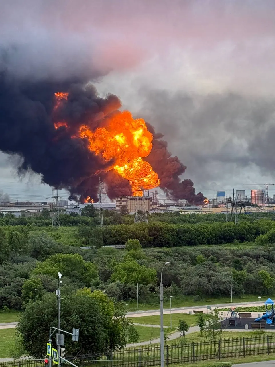 Ночная волна ударов беспилотников вызвала пожар на Московском НПЗ в Капотне — это уже второй удар по заводу за три дня, производство приостановлено, происходят перебои с поставками топлива.