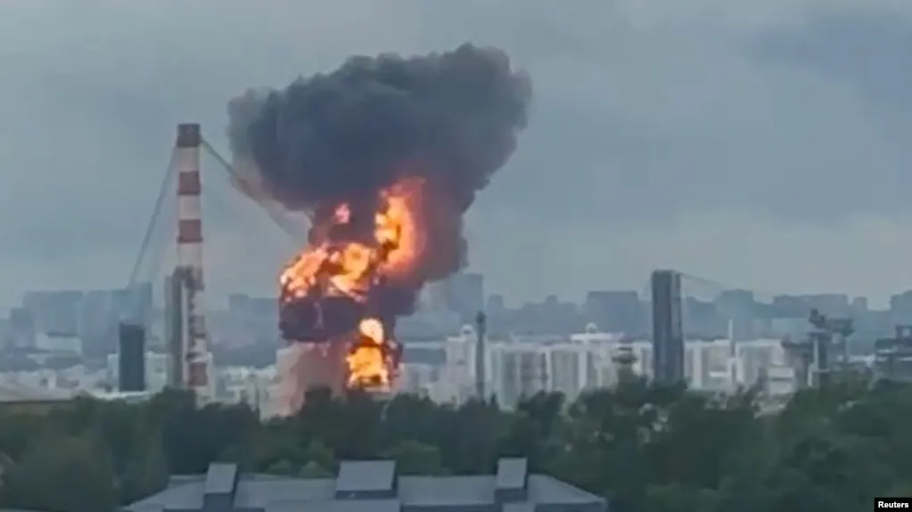 После двух масштабных атак беспилотников московский НПЗ в Капотне полностью остановлен; на восстановление уйдёт минимум полгода, что усугубляет наблюдающийся в регионах дефицит топлива.
