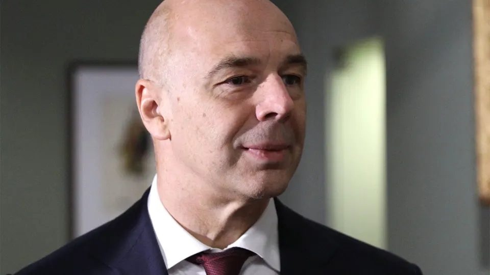 Министр финансов заявил, что компании топливно‑энергетического комплекса должны самостоятельно закупать оборудование для защиты от беспилотников; затраты можно включать в себестоимость. Между тем атаки дронов серьёзно повредили переработку нефти и привели к дефициту и росту цен на топливо.