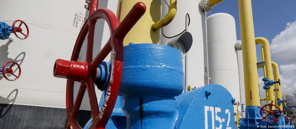 Украина не продлила контракт с «Газпромом», сославшись на интересы национальной безопасности. С 1 января транзит газа через украинскую ГТС остановлен — особенно остро это сказалось на Молдове, другие страны перенастроили маршруты поставок.