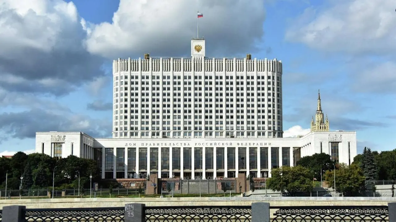 В Госдуму внесён законопроект о компенсации утильсбора для семей с тремя и более детьми, однако правительство заявляет, что реализация приведёт к дополнительным бюджетным расходам при неясных источниках финансирования.