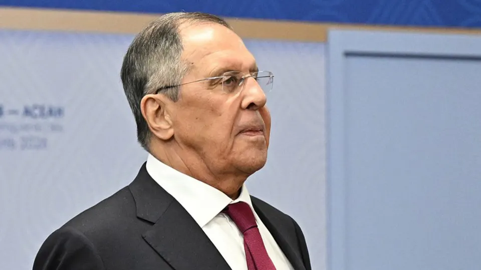 Глава МИД заявил о регулярных массированных ударах по объектам, влияющим на боеспособность ВСУ. Ночью на Москву были направлены сотни дронов: горел НПЗ в Капотне и торговый комплекс, ПВО заявили о сотнях сбитых БПЛА, авиация столицы пережила массовые сбои. Президент Украины охарактеризовал атаку как ответ и призвал к переговорам.