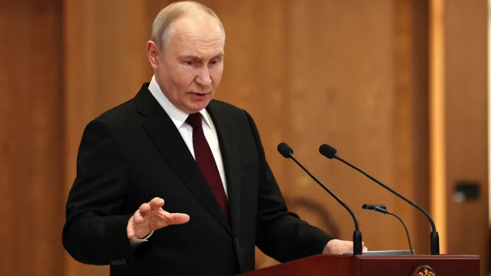 Президент РФ заявил, что Россия нанесёт ответные удары по европейским территориям, если с их территории будут запускать беспилотники по российским объектам. Он назвал волны ударов попыткой «раскачать» общество. Российские спецслужбы сообщили о якобы подготовке баз для запусков в Латвии, что страны Балтии отвергли.