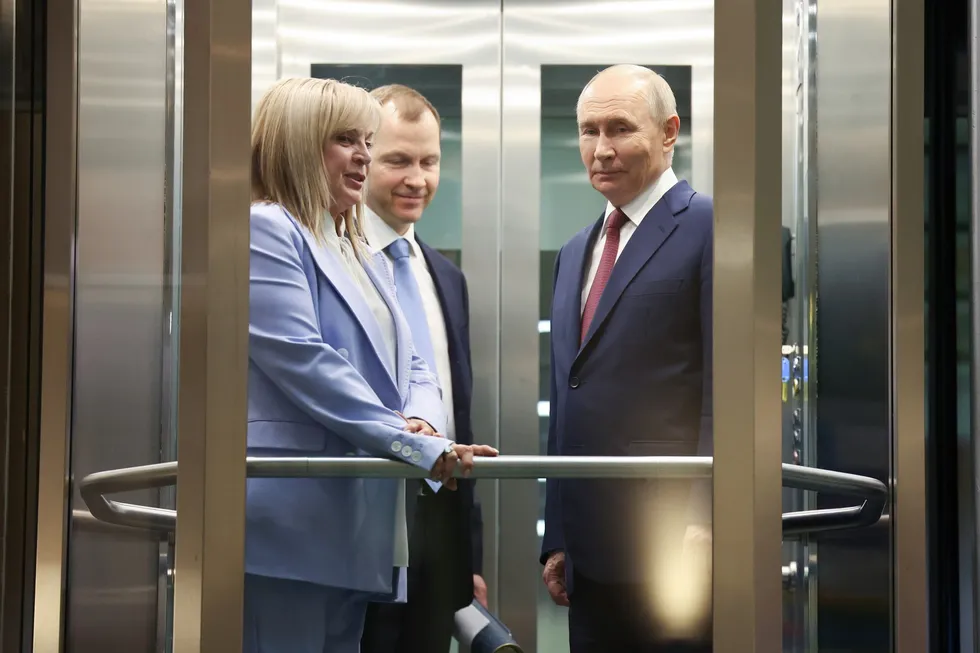 Руководители силовых структур, в том числе глава Росгвардии, лоббируют перенос или отмену сентябрьских думских выборов на фоне падения рейтингов и экономических проблем. В администрации есть оппозиция со стороны политблока и спикерских амбиций Медведева; официально выборы назначены на 18–20 сентября.