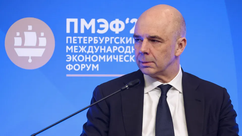 По оценке Счётной палаты, доходы федерального бюджета в 2026 году могут оказаться на 2,1 трлн руб. (5,2%) ниже заложенных в законе — главным образом из‑за просадки нефтегазовых поступлений и укрепления рубля.