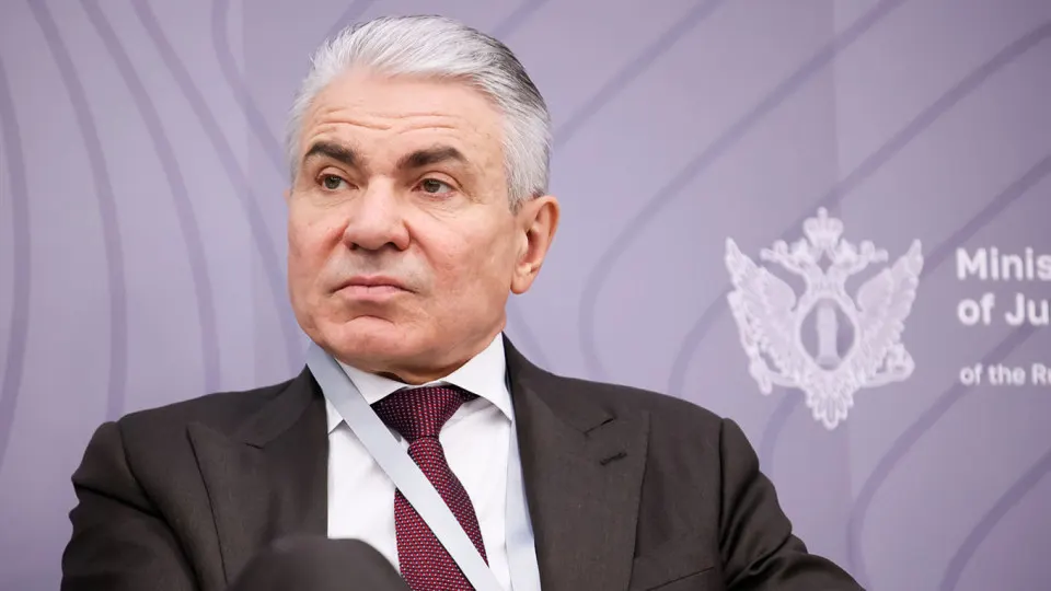 Олег Свириденко заявил, что крупные разработчики должны ставить ограничители, препятствующие «замещению» роли иноагентов и подрыву суверенитета. Он предложил возложить ответственность за работу фильтров на владельцев моделей и ввести меры ответственности, включая штрафы.