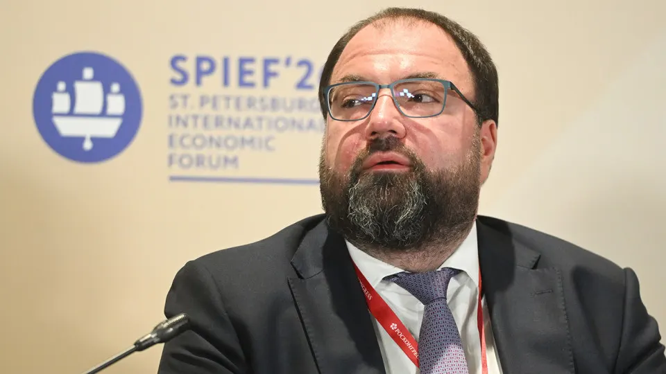 Глава Минцифры сообщил о задачах по внедрению возрастной идентификации в онлайн‑платформы; обсуждаются разные варианты верификации и риски для приватности.