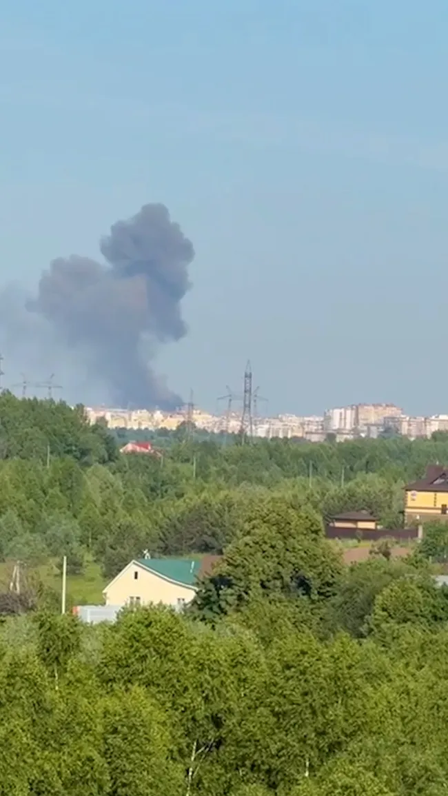 В ночь на 10 июня по нескольким регионам России был нанесён массированный удар беспилотниками и ракетами. Есть пострадавшие и повреждения инфраструктуры — заводов, нефтеперекачивающих объектов и музейного комплекса.