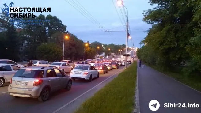 В нескольких сибирских регионах ввели ограничения на продажу топлива, в Иркутске водители стоят в километровых пробках у заправок по ночам и суткам, розничные сети сокращают розничную продажу.