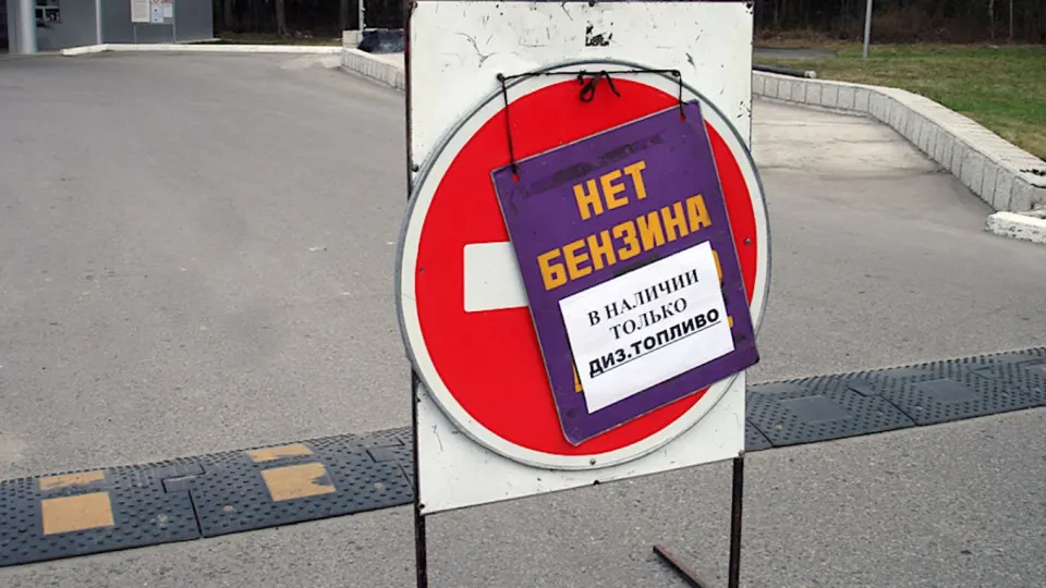 До полудня 3 июня топливо будут отпускать только оперативным службам; перебои связывают с ударами по нефтепереработке и логистике, что привело к снижению переработки и росту цен.