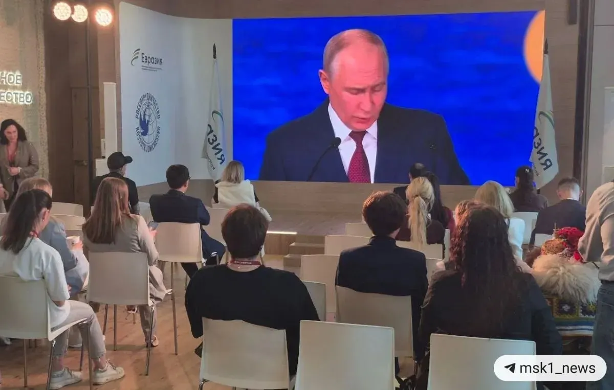 На ПМЭФ президент заявил, что мировой рост всё больше уходит в пользу стран БРИКС, глобальная торговля перестаёт быть западноцентричной, а заморозка резервов отразилась на курсе доллара и евро.