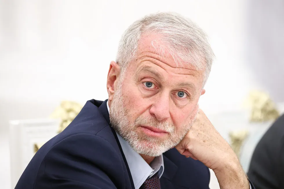 По сведениям источников, в мае 2026 года Роман Абрамович посетил Киев, встретился с Владимиром Зеленским и передал российскому президенту предложение о личной встрече; в Кремле и у самого бизнесмена комментариев не последовало.