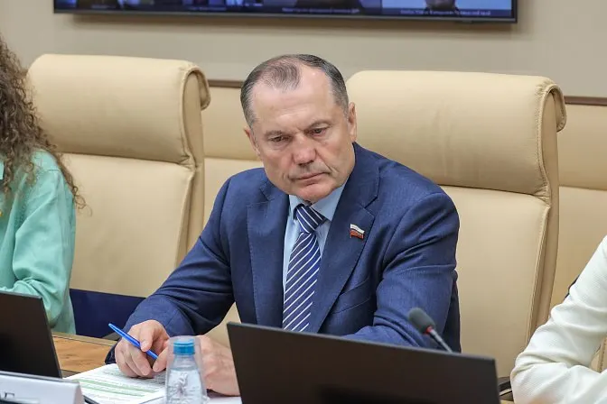 Член Совета Федерации предложил законодательно закрепить формат, при котором учащиеся вузов и колледжей будут проводить на базовых производствах до 50% учебного времени. Инициатива мотивируется нехваткой у выпускников практических навыков, но в ней не объясняются вопросы оплаты и защиты прав студентов.