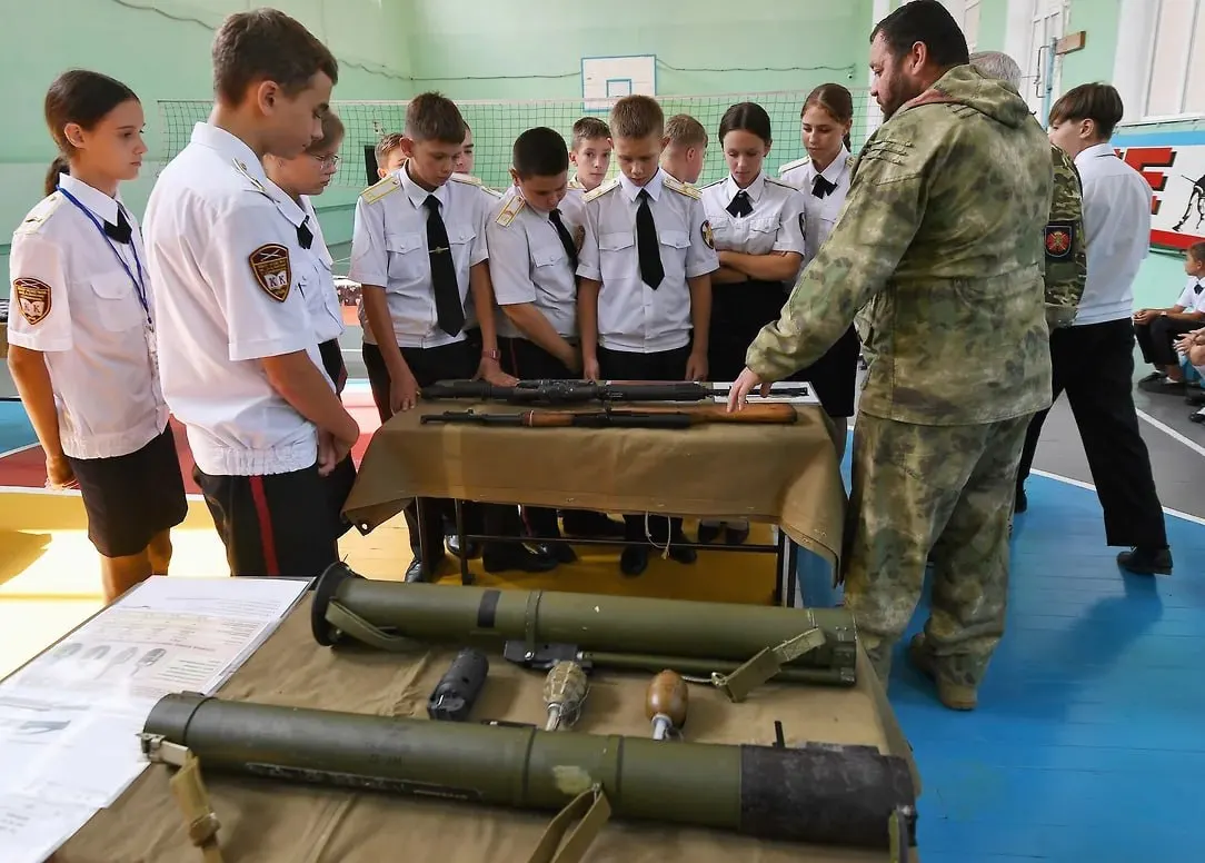 Военно-историческое общество предложило привлечь учащихся к интервью с участниками и волонтёрами, собранные материалы планируют использовать в школьных музеях и цифровом архиве. Идею, по заявлениям авторов, поддержало Минобрнауки.