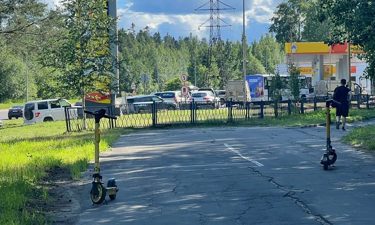 В ряде регионов сохраняются ограничения на продажу бензина и дизтоплива: запрещают отпуск в тару, вводят лимиты и фиксируют полное отсутствие горючего на отдельных станциях.
