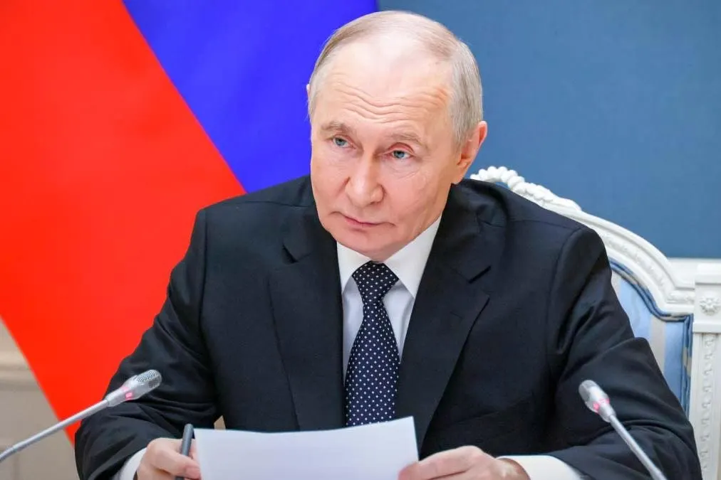 Поправки к указу №95 распространяют временный порядок исполнения обязательств на банковские вклады иностранцев из «недружественных» стран. Указ вступил в силу 1 июня 2026 года. По словам экономиста Сергея Алексашенко, средства на счетах типа «С» фактически недоступны вкладчикам и превращаются для банков в «бесплатный пассив».