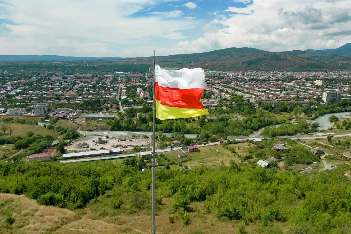 Новый временно исполняющий обязанности главы Южной Осетии, ранее назначенный на пост главы правительства, сразу провёл проверки на границе, потребовал ускорить пропуск и взял под личный контроль выплату задолженностей рабочим. Эксперты связывают назначение с усилением контроля со стороны Москвы и отсутствием местной конкуренции.