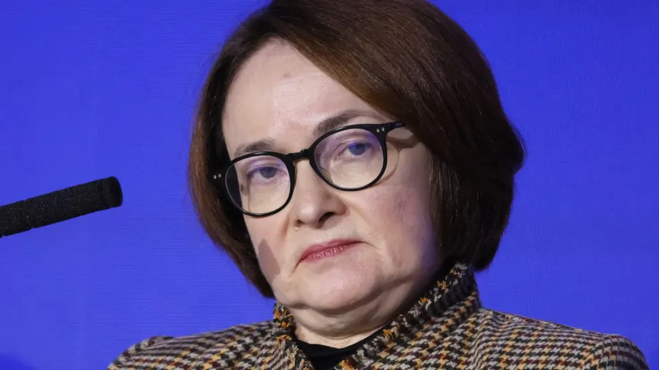 Резкий рост цен на бензин и обвальное падение выпуска нефтепродуктов усиливают инфляционные риски и сокращают пространство для смягчения денежно‑кредитной политики.