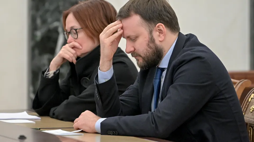 Власти рассматривают кандидатов на пост главы Центробанка — называют Максима Орешкина и Петра Фрадкова — и обсуждают реформу функций ЦБ: лишение статуса мегарегулятора и снижение приоритета борьбы с инфляцией. Уход Набиуллиной в 2027 году может стать «сейсмическим» событием для экономики.