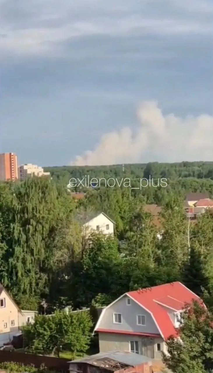 Жители Ломоносовского района слышат взрывы в районе Большой Ижоры. Движение через посёлок закрыто, власти сообщают о пожаре на объекте Минобороны и частичной эвакуации.