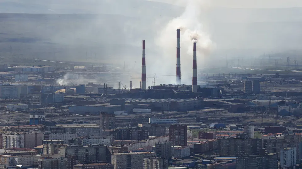 Минэкономразвития зафиксировало снижение промышленного производства в мае. Спад объясняют ударами по НПЗ, падением нефтяных доходов и проблемами в ряде ключевых отраслей; только военно‑промышленный комплекс продолжает расти.