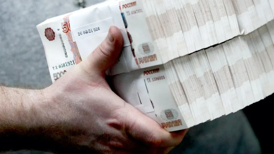 Сбербанк отмечает резкий рост спроса на наличные на фоне сбоев в интернете и роста беспокойства по поводу налогов. По данным регулятора, наличных в обращении стало около 20 трлн рублей, в апреле из банков вывели рекордные 600 млрд; Центробанк ужесточил контроль за операциями с наличностью.