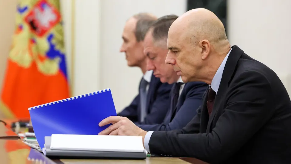 Резкая распродажа на долговом рынке привела к росту доходностей государственных облигаций до 15,5% годовых — это увеличит нагрузку на бюджет и потребует дополнительных заимствований.