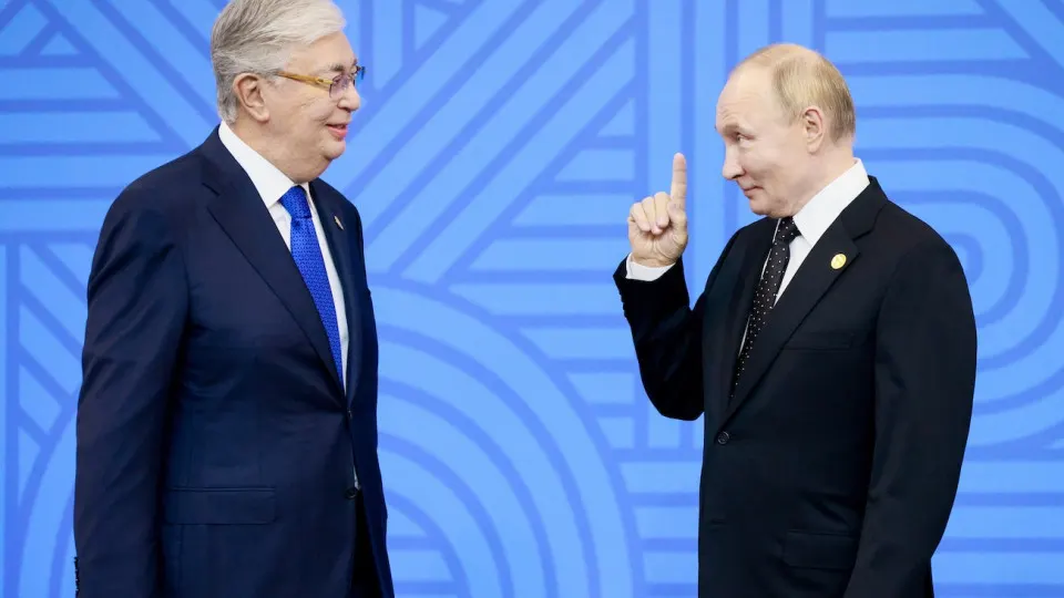 Из‑за остановок НПЗ и снижения экспорта топлива Россия рассматривает импорт бензина из Казахстана и целится на поставки около 50 тыс. тонн; обсуждается вариант процессинга на казахстанских заводах и возможный обмен на авиакеросин.