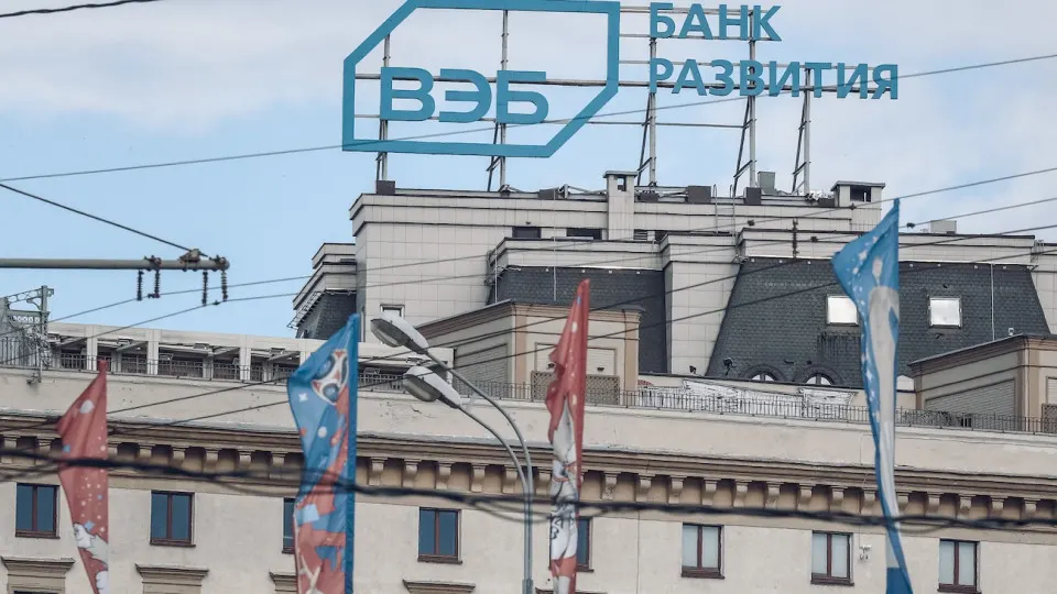 Внешэкономбанк объявил о сокращении бюджета и намерении сократить 15% сотрудников в рамках подготовки к параметрам бюджетирования 2027 года. Решение объясняют «кредитным охлаждением» и директивами правительства.
