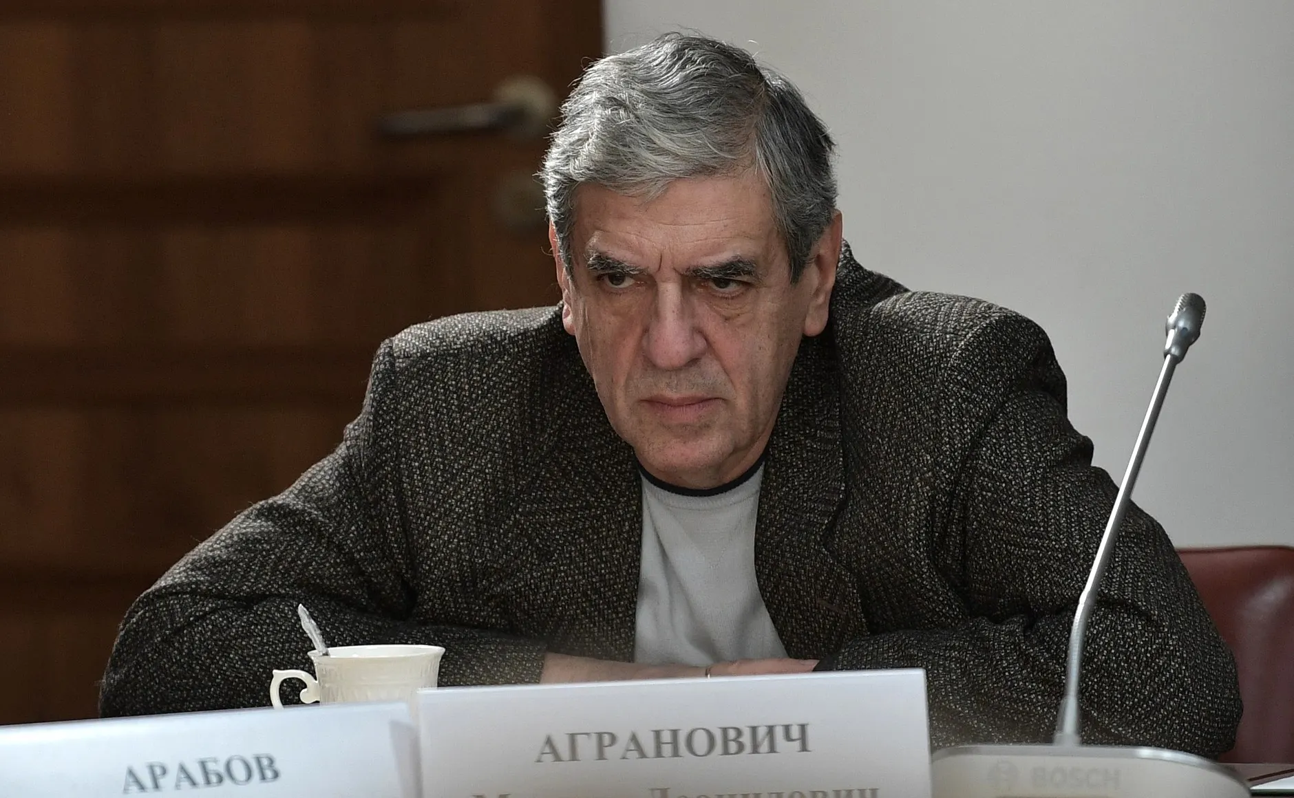 Операторский факультет ВГИК набирает в специальную группу мастерской Михаила Аграновича: бесплатное обучение с 2027 года обещают тем, кто подпишет годичный контракт с Минобороны для службы в войсках беспилотных систем. Студентам также предлагают жильё, статус ветерана и льготы. Правозащитники предупреждают о рисках обещанных гарантий увольнения.