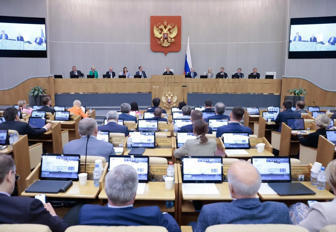 Анализ данных системы законотворчества показал, что 84% правительских и 99% президентских инициатив проходят через Госдуму — депутаты добиваются одобрения лишь около 25% своих проектов.