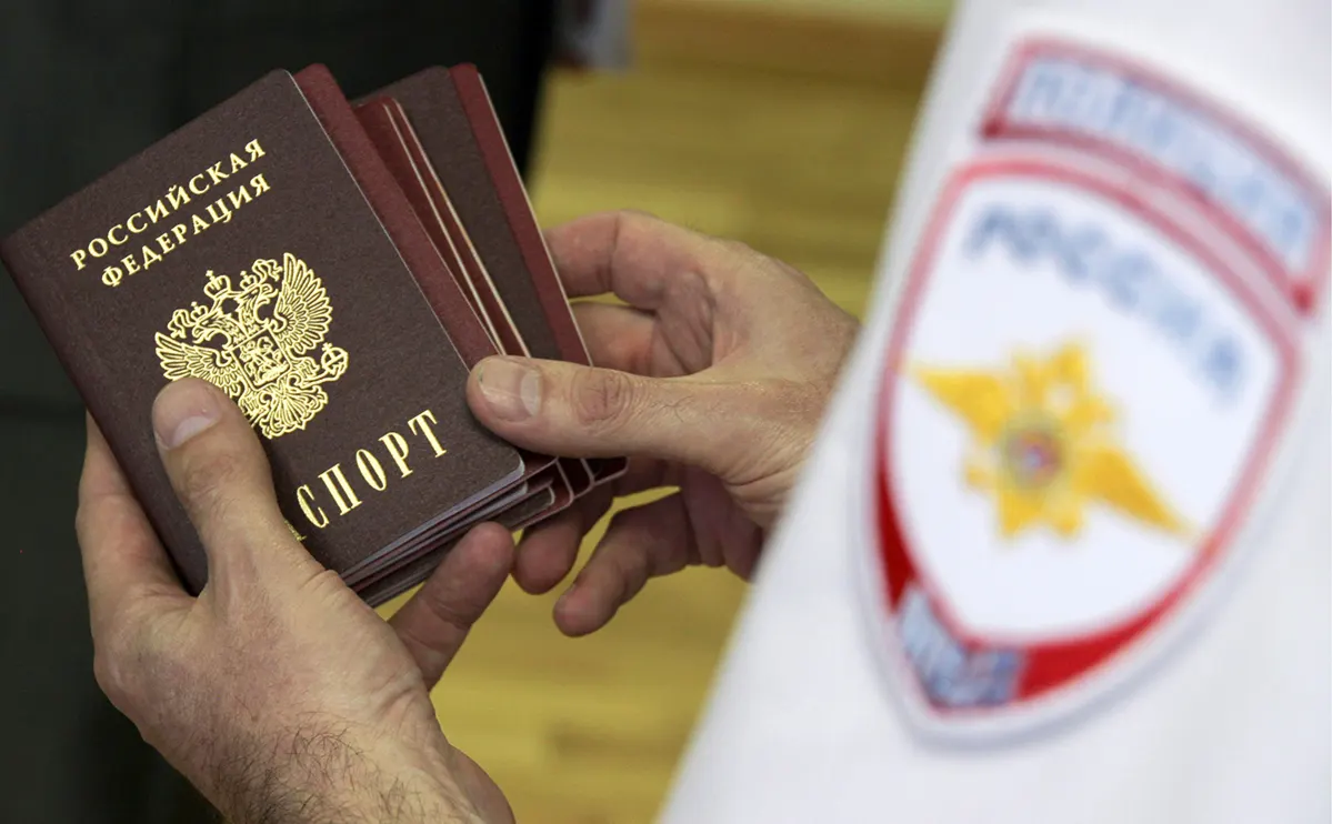По сведениям собеседников, российским туристам могут запретить индивидуальные поездки в страны НАТО — предложено разрешать поездки только группам не менее 10 человек по утверждённым маршрутам, а также ввести выездные визы; формируется список стран, где индивидуальный туризм останется возможным.